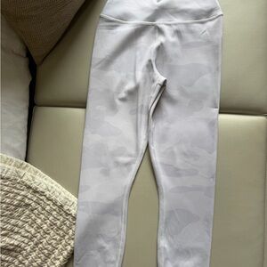 ALO Yoga Subtle Camo Leggings in Light Gray